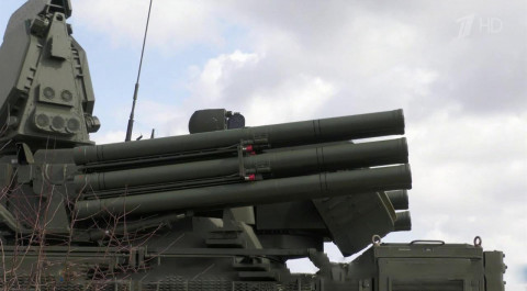 Российские военные показали, как работают зенитные ракетно-пушечные комплексы "Панцирь С"