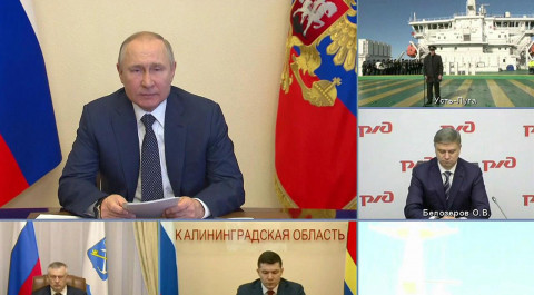 Владимир Путин принял участие в церемонии поднятия...ственного флага на пароме "Маршал Рокоссовский"