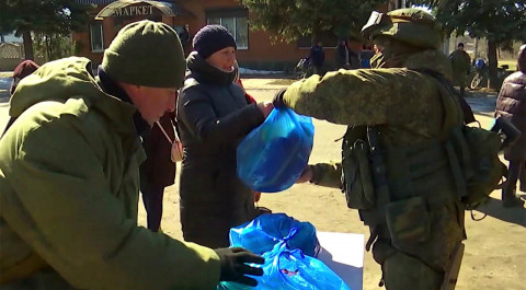 В Харьковскую область российские гуманитарные конвои накануне доставили около десяти тонн помощи