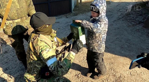 В освобожденные районы российские военные доставляют гуманитарную помощь