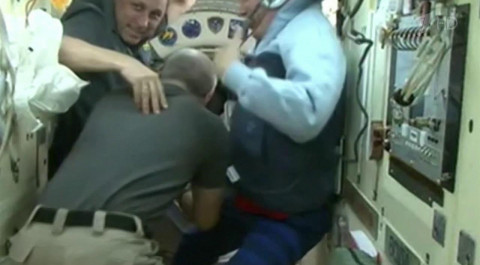 "Союз МС-19" с двумя российскими космонавтами и американским астронавтом отстыковался от МКС
