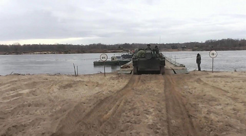 Минобороны РФ показало движение российской колонны бронетехники ВДВ в Киевской области