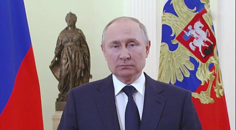 Российских женщин с 8 марта поздравил Владимир Путин