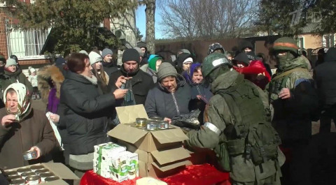 Более 40 тонн продуктов и предметов первой необход...тавлено российскими военными в Киевскую область