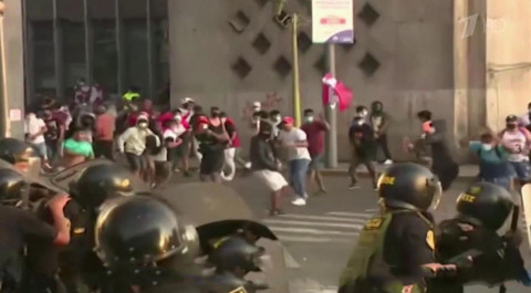 В столице Перу разъяренная толпа попыталась прорваться в здание Конгресса