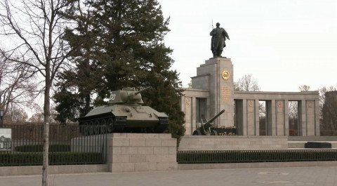 Россия требует от Германии привлечь к ответственно...ернивших мемориал советским воинам в Тиргартене