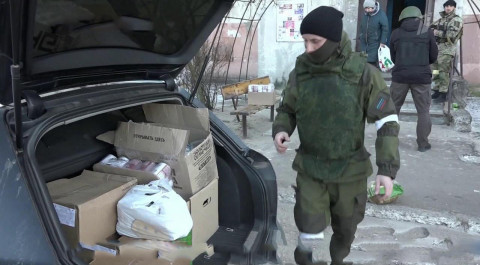 Народная милиция и военные привезли еду и лекарства в районы ЛНР, откуда сбежали боевики