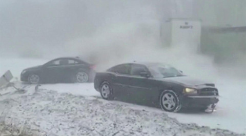 Массовая авария произошла во время мощного снегопада в американском штате Пенсильвания