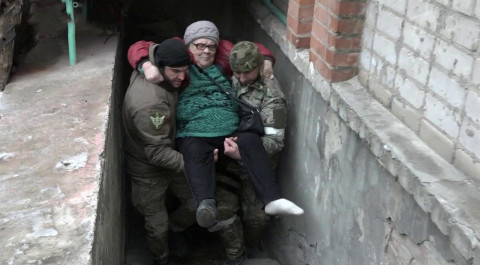 Российские военные и бойцы ЛНР помогают жителям города Рубежное
