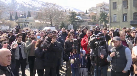 Многотысячные акции протеста прокатились по Грузии