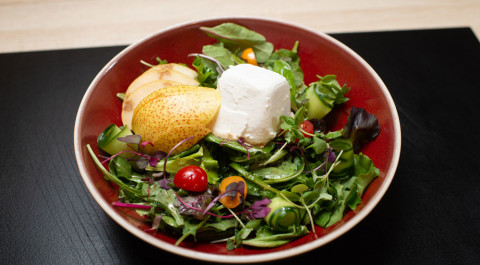 Зелёный салат с медовым соусом и козьим сыром. Итальянская полента с сыром. Марочино